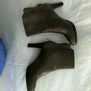 Aquatalia mushroom color size 9 booties